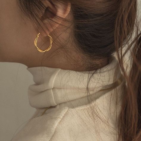 Small Earrings Gold, Earrings Aesthetic, Bridal Gold Jewellery Designs, Jewelry Fashion Trends, Classy Jewelry, Gold Earrings Designs, Jewelry Lookbook, Fancy Jewelry, Girly Jewelry