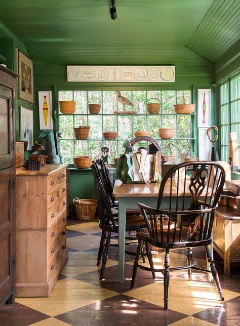 Checkered Kitchen, Cabin Interior Ideas, Breakfast Room Green, Colonial Kitchens, Interior Design 2024, Nantucket House, Landscape Hardscape, Green Dining Room, Foyer Living Room