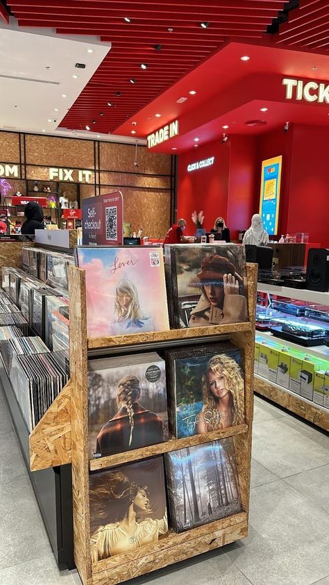 Records Aesthetic, Taylor Swift Vinyl, Cd Store, Taylor Swift Cd, Swiftie Aesthetic, Taylor Aesthetic, Taylor Merch, Taylor Core, Vinyl Aesthetic