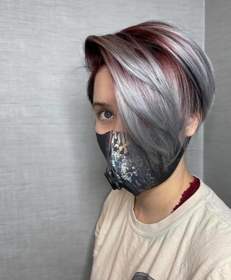 Pantone’s Color of the Year 2021 Ultimate Gray Is Expected to Revive the Silver Hair Trend Red Hair With Silver Highlights, Silver Hair Short, Maroon Hair, Fall Winter Hair Color, Wavy Bob Hairstyles, Silver Hair Color, Short Grey Hair, Summer Hair Color For Brunettes, Funky Hairstyles