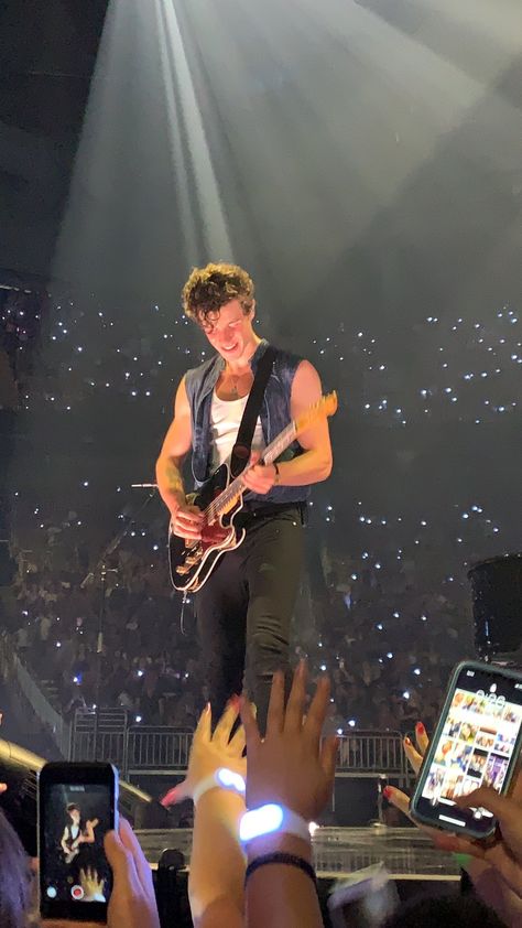 Shawn Mendes Shows, Shawn Mendes Tour, Shawn Mendes Concert, Shawn Mendes Wallpaper, Canadian Boys, My Muse, Wedding Traditions, Concert Aesthetic, Dream Concert