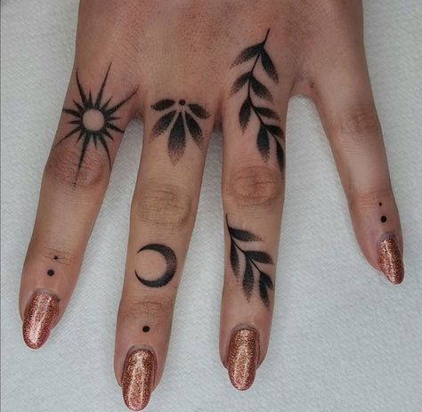 Elegant Finger Tattoos, Tattoo Main, Unique Hand Tattoos, Simple Hand Tattoos, Doodling Ideas, Tato Henna, Finger Tats, Tattoo Concepts, Finger Tattoo For Women