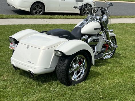 Harley Freewheeler, Custom Trikes, Custom Harleys, Chrome Wheels, Harley Davidson Motorcycle, Bel Air, Cars And Motorcycles, Harley Davidson, Motorcycles