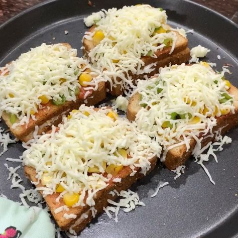 SPOONS OF DILLI on Instagram: “• #recipealert CHEESE BURST GARLIC BREADS RECIPE•😍 Did someone say cheese?! Here’s the recipe of the Cheese Burst Garlic Breads which you…” Garlic Breads, Grilled Sandwich Recipe, Boiled Corn, Garlic Bread Recipe, Grilled Sandwich, Say Cheese, Sandwich Recipe, Pizza Pasta, Sandwich Recipes