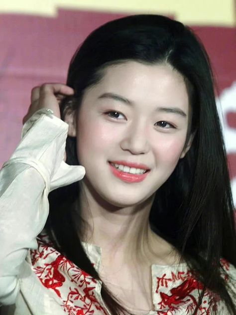 Gianna Jun, Jun Ji Hyun, Beauty Inspiration, Role Models, Beauty Women, Cute Pictures, Actors & Actresses, Eyebrows, Makeup Looks