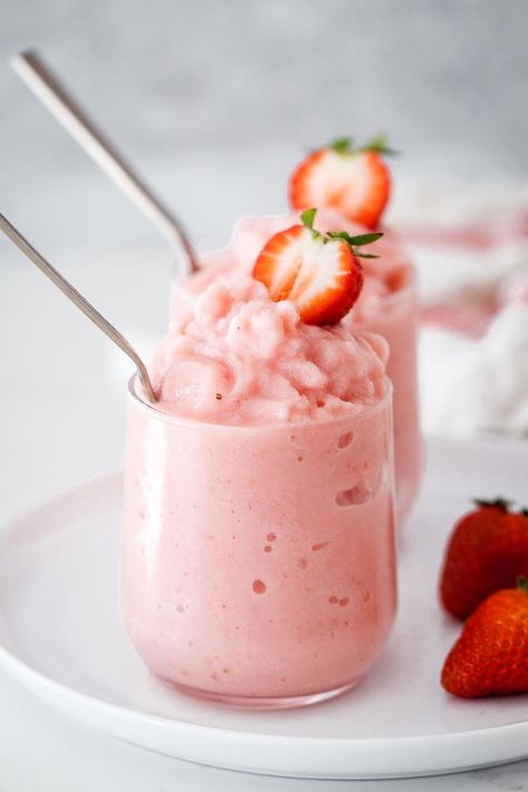 strawberry frozen yogurt recipe Cheesecake Frozen Yogurt Recipe, Strawberry Frozen Yogurt, Frozen Yogurt Recipes, Biscuits Graham, Postre Keto, Keto Diet App, Keto Recipes Ketogenic, Keto Diet Breakfast, Keto Diet Benefits