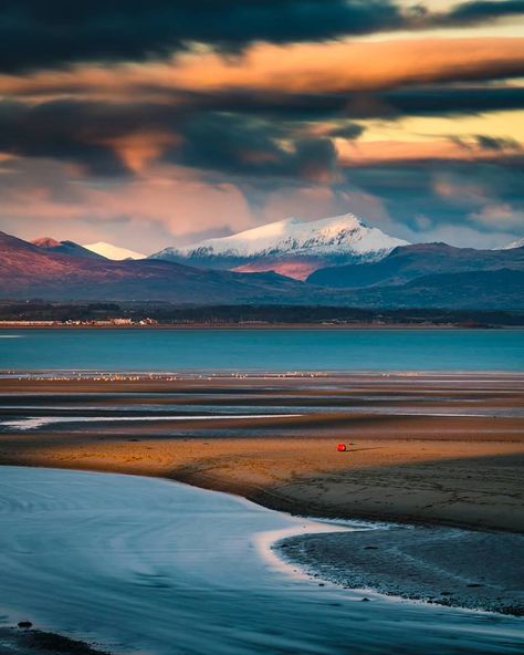 Looking across the bay from Abersoch towards Snowdon at sunset Welsh Beaches, Lleyn Peninsula, Mount Snowdon, Luxurious Family, Snowdonia National Park, Awesome Photography, Snowdonia, North Wales, Landscape Pictures