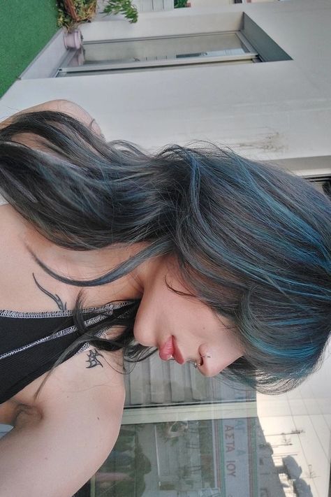 Blue Layers Hair, Dark Blue Hair Color Highlights, Navy Blue Hair With Highlights, Dark Blue Hair Dye Ideas, Dark Blue Hair With Highlights, Blue Hair With Blue Highlights, Brunette Blue Highlights, Blue Strands Hair, Wolf Cut With Blue Highlights