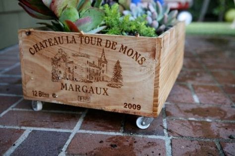 Wine Box Garden, Wine Crate Diy, Wine Box Diy, Wooden Wine Crates, Wine Crates, Wood Wine Box, Planter Diy, Wine Boxes, Old Crates