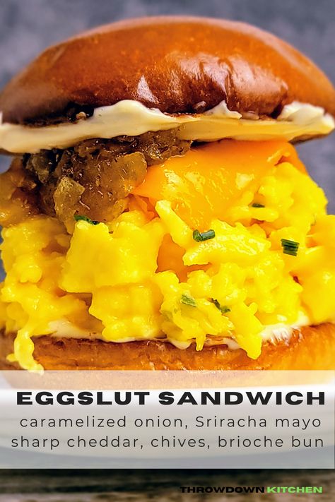 There is the scrambled egg sandwich. Then there is the Eggslut Fairfax! The name itself gets your attention. We show you how to make this incredible understated but delicious Eggslut sandwich copycat recipe at home. The Fairfax scrambled egg sandwich at Eggslut is prepared with farm fresh eggs, scallions, cheddar cheese, brioche buns and Sriracha mayonaisse. The star of the show, in my opinion, are the slowly cooked caramelized onions that top the creamy scrambled egg sandwich. Eggslut Copycat Recipe, Eggslut Recipe, Eggslut Sandwich, Homemade Brunch, Beef Wellington Recipe, Best Sandwich Recipes, Egg Salad Sandwiches, Empanadas Recipe, Brioche Buns