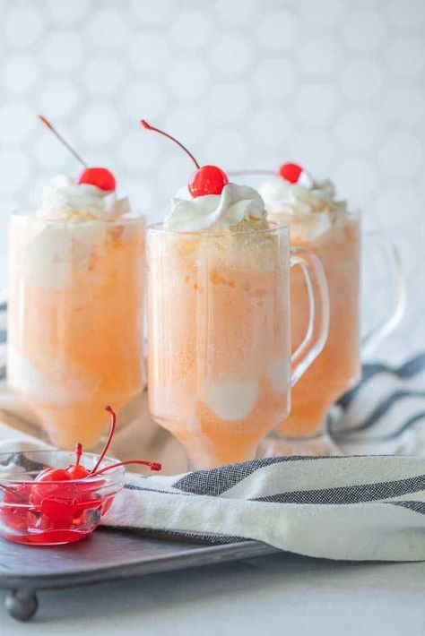 A Fanta Ice Cream Float combines the classic flavor of Fanta with creamy vanilla ice cream, this float is the perfect combination. Ice Cream Float Bar, Gluten Free Breakfast Muffins, Sweet Potato Crunch, Soda Float, Lazy Dinner, Ice Cream Float, Float Recipes, Summer Bbq Recipes, Mint Chip Ice Cream