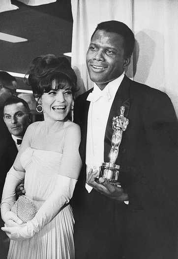 Sidney Poitier - Best Actor Oscar for "Lilies of the Field" (1963)  Presenter - Anne Bancroft Sydney Poitier, Sidney Poitier, Jack Lemmon, Anne Bancroft, Photo Star, Oscar Award, Septième Art, Sean Penn, Black Actors