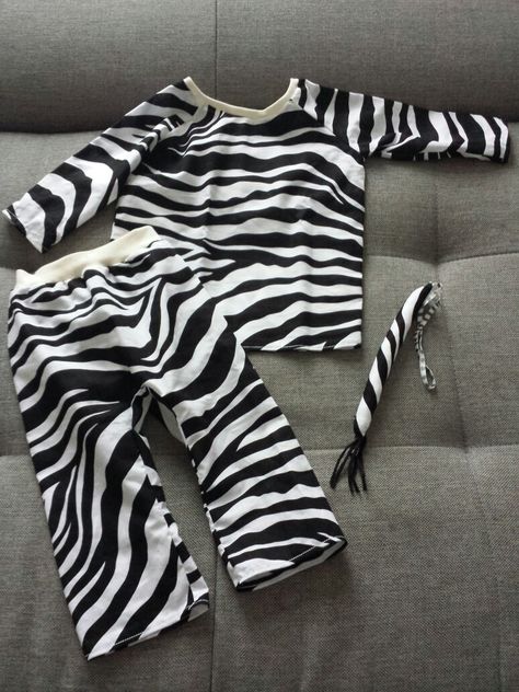 Diy Zebra Costume, Zebra Costume Diy, Baby Zebra Costume, Zebra Costume, Animal Dress Up, Animal Parade, Diy Costumes Kids, Baby Zebra, Safari Party