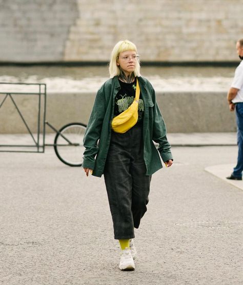 Russian Photographer Captures The Urban Street Style Of Moscow City (30 Pics) Norwegian Street Style, Edinburgh Street Style, Wardrobe Building, Stylish People, Urban People, Tactical Wear, Inspiration Photos, Western Look, People Living