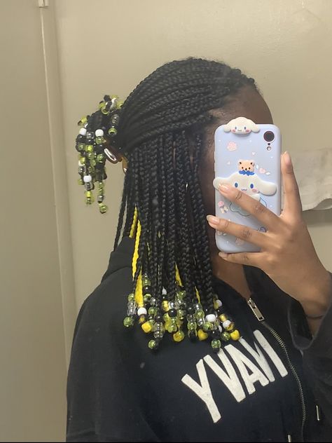 Claw Clip Hairstyles Braids With Beads, Yellow Peekaboo Braids, Yellow And Black Braids, Shirt Box Braids, Yellow Braids For Black Women, Yellow Knotless Braids, Box Braids With Clear Beads, Women Short Curly Haircuts, Yellow Box Braids