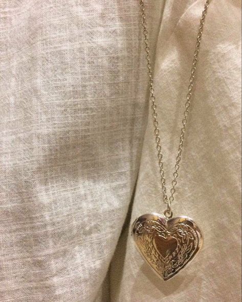 ожерелье, эстетика винтаж, heart necklace, aesthetic necklaces, vintage necklaces, old money aesthetic, vintage jewelry, aesthetics jewelry, vintage, coquette aesthetic Heart Necklace Aesthetic, Necklace Aesthetic, Coquette Fashion, Aesthetic Moodboard, Aesthetic Coquette, Old Money, Heart Necklace, My Heart, Screen