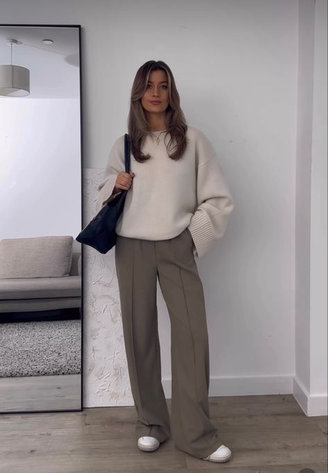 Smart Casual Professional Women, Work Outfit Scandinavian, Smart Workwear Women, Office Outfits Smart Casual, Swedish Work Outfit, Chilled Office Outfit, Smart Autumn Outfits, Chic Fall Work Outfits, Australia Winter Fashion