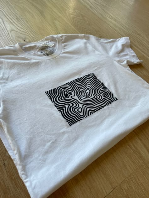 Linocut Tee Shirt, Painted Graphic Tees, Screen Printed Tshirt, Diy Tshirt Painting Ideas Graphic Tees, Screen Printed T Shirt, Diy White Tshirt Ideas, Linocut T Shirt, Linocut Tshirt Print, Linocut Print Shirt