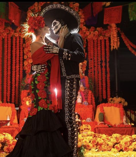 Catrina Couple Costume, Dia De Los Muertos Couple Costume Ideas, Mariachi Costume, Mexico Party, Dia De Los Muertos Decorations Ideas, Mexico Day Of The Dead, Mexican Artwork, Halloween Costumes To Make, Mexican Culture Art