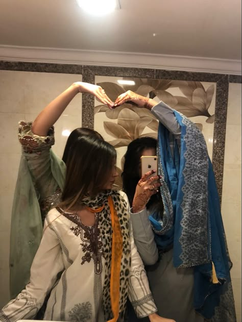 Eid Photo Ideas With Friends, Desi Aesthetic With Friends, Desi Poses With Friends, Eid Photoshoot Ideas, Eid Pics, Group Picture Poses, Sisters Photoshoot Poses, Fancy Restaurants, Sisters Photoshoot