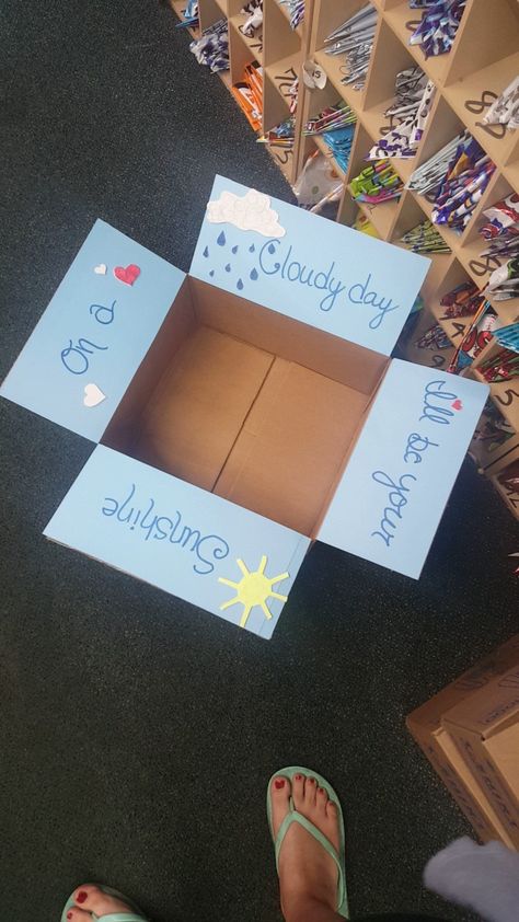 The bad day cheer up box How To Cheer Up Your Boyfriend Diy Gifts, Bad Day Box Ideas, Bad Day Box, Cheer Up Gift Basket, Cheer Up Gifts For Him Care Packages, Diy Gifts To Cheer Someone Up, Cheer Up Box For Friend, Room Mom Gifts, Cheer Up Gifts