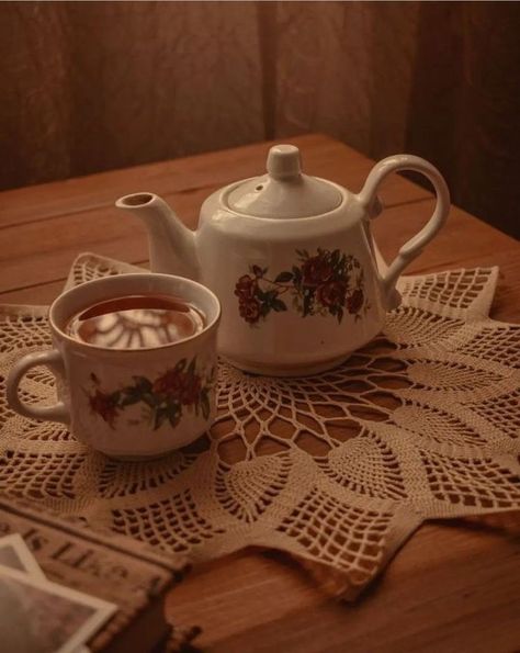 Cottage Mansion, Grandma Aesthetic, Hidden Forest, Coffee Shop Photography, Food Art Photography, Retro Interior Design, Vintage Crockery, Cozy Cafe, Aesthetic Coffee