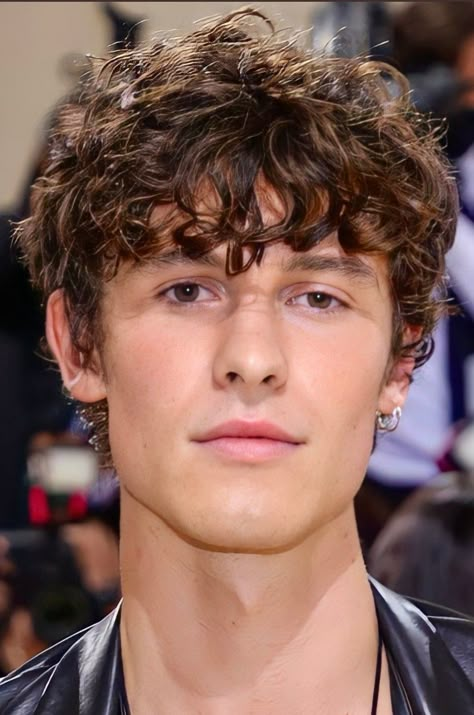 Shawn Mendes Curly Hair, Mod Cut Curly, Hairstyle For Guys, Shawn Mendes Hair, Men Portraits, Messy Hair Look, Big Nose Beauty, Messy Haircut, Mod Hair