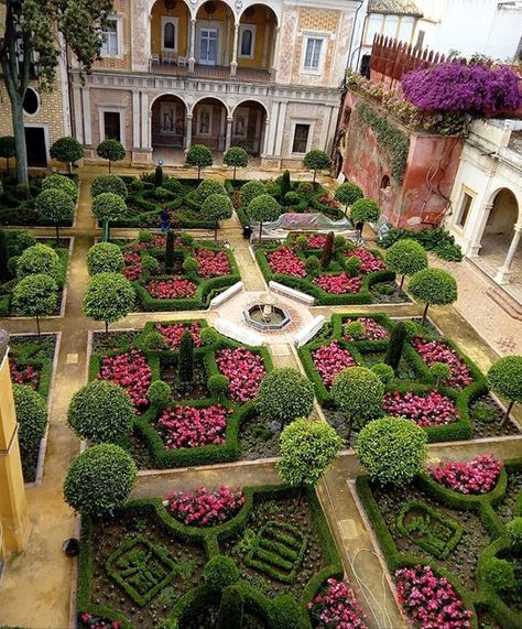 The large and beautiful courtyard garden of the 16th-century @casadepilatos in Seville  from @europeanantiquesnz  A single example of the… Europe Landscape, Formal Garden Design, Parterre Garden, Boxwood Topiary, Cottage Garden Design, Garden Design Layout, Formal Garden, Garden Types, Formal Gardens