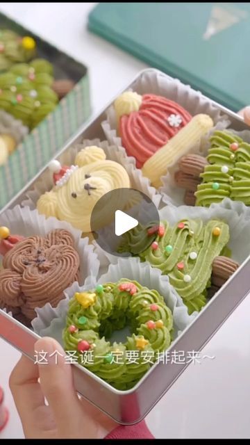 Sharing beautiful pastry and dessert on Instagram: "Christmas cookies box" Christmas Cookie Gift Boxes Diy, Christmas Cookie Boxes Diy, Christmas Treat Boxes Ideas, Christmas Baked Goods, Christmas Pastry, Christmas Cookie Boxes, Danish Cookies, Cookie Gift Boxes, Christmas Cookies Packaging