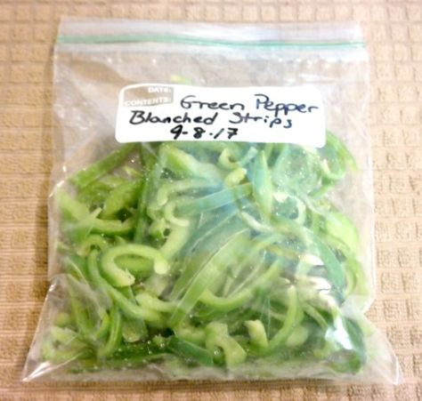 Freeze Bell Peppers, Freezing Green Peppers, Freezing Produce, Blanching Vegetables, Freezing Veggies, Freezing Bell Peppers, Pickles Canning, Freeze Greens, Freezer Meal Prep