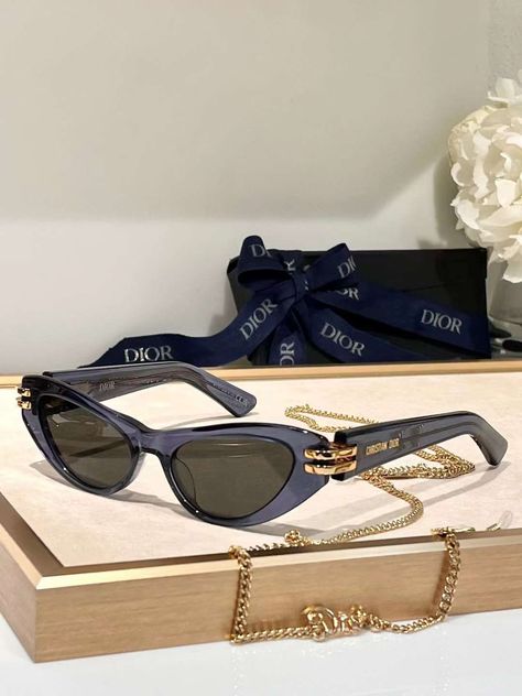 Stylish Sunglasses Women, Pretty Sunglasses, 4s Outfit, Classy Glasses, Luxury Glasses, Fancy Glasses, Classic Capsule Wardrobe, Trendy Glasses, Cute Sunglasses