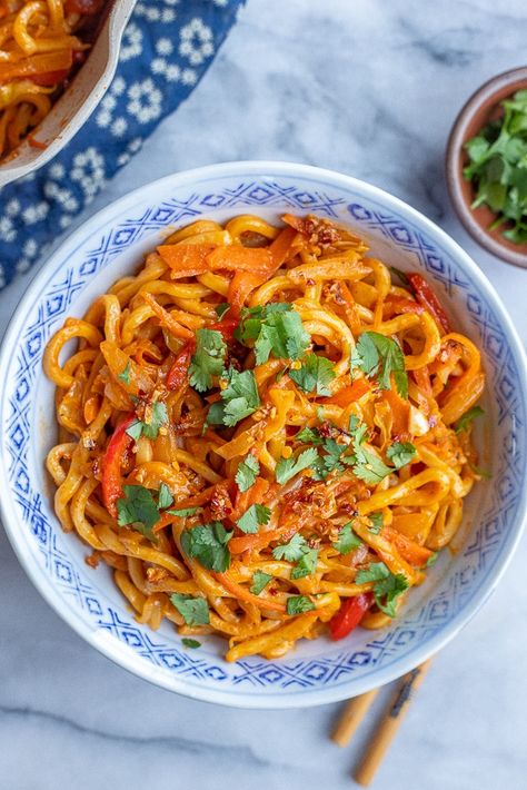 Coconut Curry Noodles Recipe, Red Coconut Curry Vegetarian, Thai Rice Noodle Recipes, Thai Curry Recipes Vegetarian, Healthy Rice Noodles, Thai Curry Noodles, Red Curry Noodles, Red Curry Tofu, Noodles With Vegetables