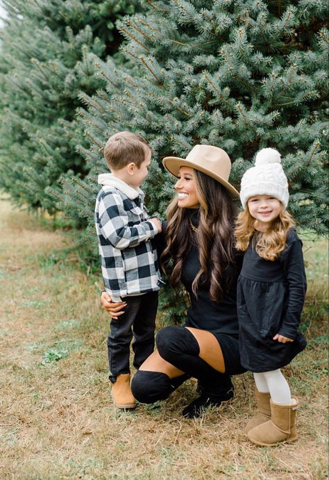 Christmas Tree Lot Family Photos, Christmas Photos At Tree Farm, Family Pictures In Pine Trees, Christmas Tree Poses Family, Family Christmas Pictures Outfits 2022, Evergreen Family Photoshoot, Family Christmas Pictures Outfits Outdoor, Kids Christmas Tree Farm Pictures, Green Christmas Picture Outfits