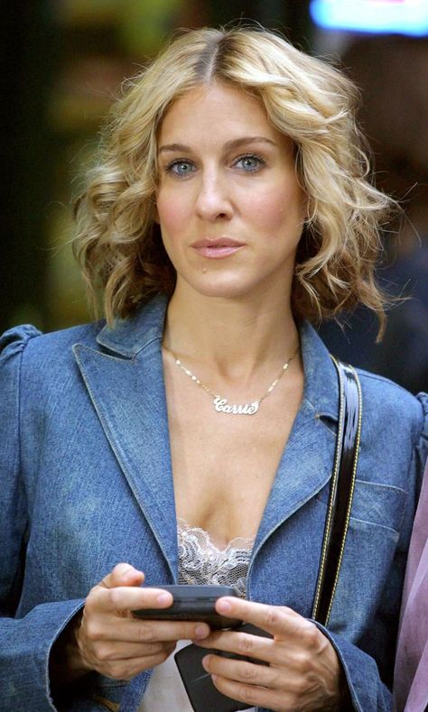 Sarah Jessica Parker's Iconic Short Hairstyle | Look Sarah Jessica Parker Hair, Carrie Bradshaw Hair, Sara Jessica Parker, Carrie Bradshaw Style, Sweet Hairstyles, Sarah Jessica, Hairstyle Look, Sarah Jessica Parker, Carrie Bradshaw