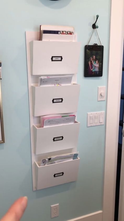 Archivadores Ideas, Office Filing System, Home Office Organisation, Office Mailboxes, Diy Pantry Shelves, Craft Paper Storage, Office Organisation, Office Files, Small Space Office