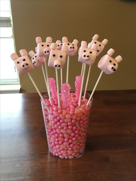 Peppa Pig center piece. The whole thing is edible. Filled the container with pink jelly beans and pink sixlets. Made the pigs out of marshmallows and stuck them together with toothpicks cut in half. Used black icing for eyes and nose and then put the pigs onto cake pop sticks. Used pink rock candy in the middle to finish it off. Peppa Pig Pretzel Rods, Pig Rice Krispie Treats, Pig Treats, Peppa Pig Marshmallow Pops, Peppa Pig Loot Bag Ideas, Pig Roast Party, 3 Little Pigs Activities, Kids Party Treats, Farm Theme Birthday