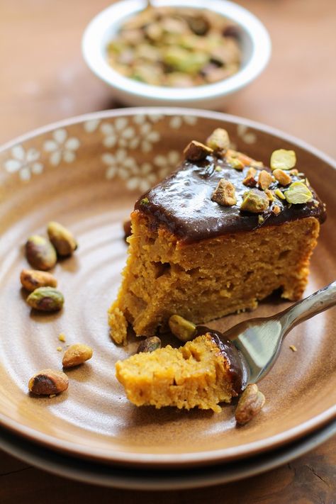 Kabocha Squash Spice Cake with Chai Caramel - The Roasted Root Chai Caramel, Squash Cake, Kabocha Squash Recipe, Squash Cakes, Gluten Free Spices, Kabocha Squash, Healthy Cake Recipes, Desserts Vegan, Gateaux Cake