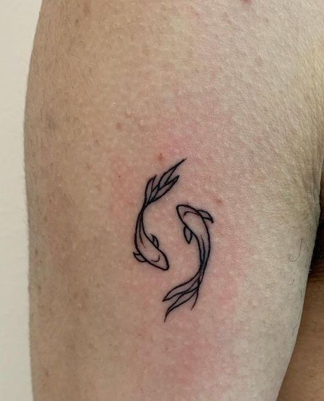 Right Hand Man Tattoo, Feminine Koi Fish Tattoo, Piscis Tattoos, Unique Mini Tattoos, Opposite Tattoos Matching, Pisces Fish Tattoo, Simple Fish Tattoo, Unique Matching Tattoos, Pisces Fish Tattoos