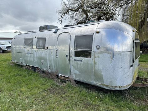 This 30′ 1966 Airstream Sovereign Land Yacht is perfect for parts or restoration. Shell is in decent shape but the wheels will need to be replaced. The inside is also in rough shape, but perfect for those looking to start a restoration project from the ground up. Selling as-is. Title is clean. Airstream Motorhome, Corvallis Oregon, Airstream Restoration, Airstream For Sale, Airstream Trailers For Sale, Airstream Trailers, Globe Trotter, Oregon