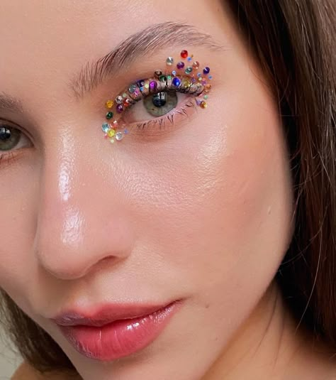 Colorful Rhinestone Makeup, Rainbow Gem Makeup, Face Gems Ideas, Bejeweled Makeup, Bedazzled Makeup, 70s Makeup Look, Rhinestones Makeup, Henna Makeup, Jewel Makeup