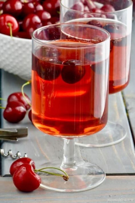 Apple Sangria Recipes, Cherry Sangria, Frozen Sangria, Pina Colada Rum, Fresh Cherry Recipes, Caramel Apple Sangria, Sangria Drink, White Sangria Recipe, Cherry Brownies