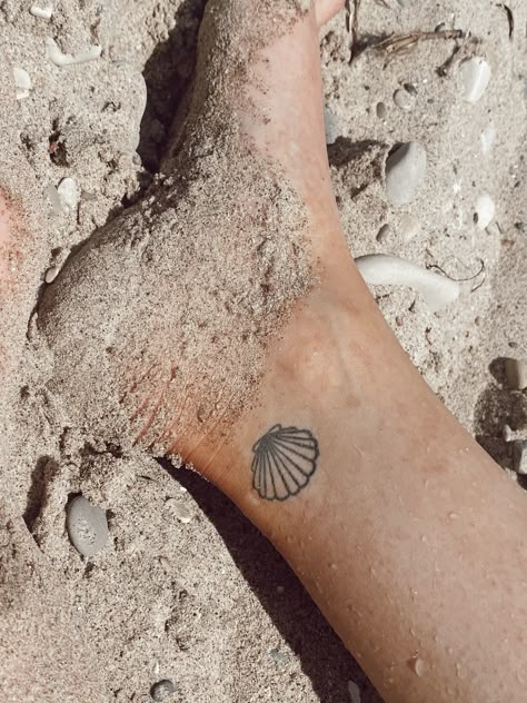 Seashell Tattoo Ankle, Shell Ankle Tattoo, Camino Tattoo, Minimalist Floral Tattoo, Sea Shell Tattoo, Seashell Tattoo, Small Beach Tattoos, Beachy Tattoos, Shell Tattoo