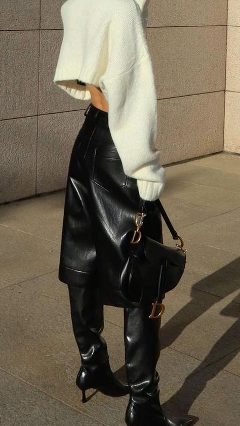 Fashion Style Outfits, Oversized Crop Top, Ootd Women, Black Leather Skirt, Winter Mood, Lifestyle Aesthetic, Black Leather Bag, Fits Inspo, Boots White