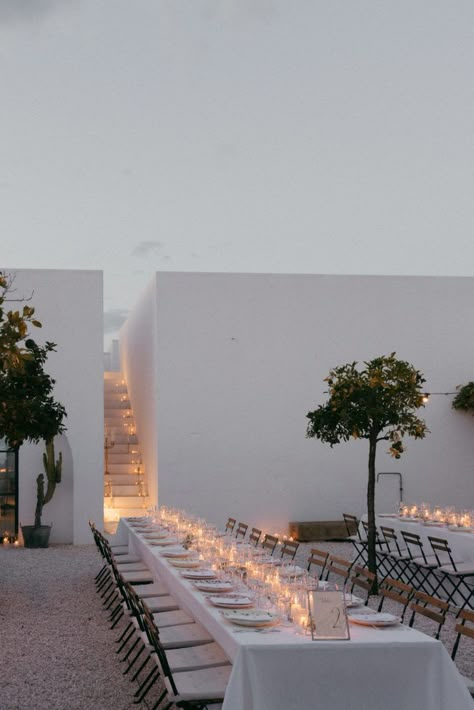 Contemporary Wedding Decor, Masseria Moroseta, Minimal Wedding Decor, Flower Arrangements Wedding, Mumu Wedding, Modern Wedding Reception, Minimalist Wedding Decor, Modern Wedding Venue, Modern Minimalist Wedding