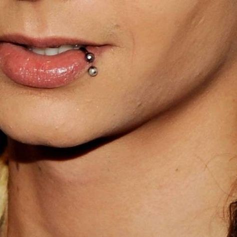 Guys With Lip Piercings, Mouth Piercings, Piercing Chart, Baby Toms, Face Piercings, Cute Piercings, Tokyo Hotels, Body Jewelry Piercing, Bill Kaulitz