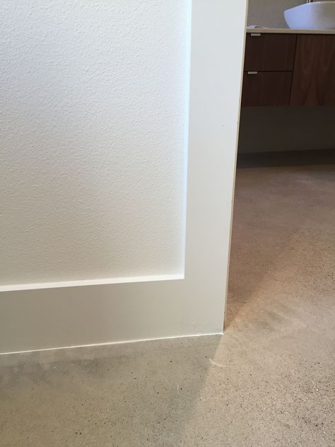 4 Inch Flat Baseboards, Simple Skirting Boards, Mcm Baseboard, Mcm Baseboard Trim, Mop Board Trim Ideas, Mid Century Skirting Boards, Modern Base Molding, 4 Inch Baseboard Trim, Skirting And Architrave Ideas