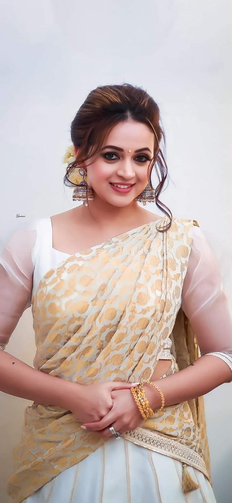 Bhavana Actress, Indian Photoshoot, Goddess Artwork, Girly Images, Beautiful Long Hair, Beautiful Smile Women, Indian Beauty Saree, Actress Photos, Desi Beauty