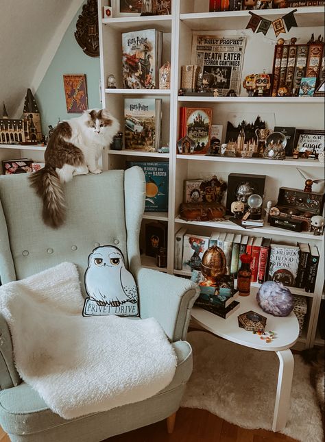 Harry Potter Bookshelf Decor, Harry Potter Livingroom, Cozy Harry Potter Room, Room Ideas Harry Potter, Harry Potter Aesthetic Room Decor Diy, Harry Potter Home Library, Harry Potter Reading Room, Dorm Room Harry Potter, Room Harry Potter