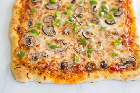 Green pepper and mushroom pizza recipe by Cook Smarts Green Pepper Pizza, Recipes For Pizza, Pizza With Mushrooms, Mushroom Pizza Recipes, The Best Homemade Pizza, Pepper Pizza, Best Homemade Pizza, Mushroom Pizza, Cook Smarts