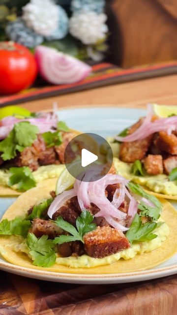 Victor Vallejo on Instagram: "TACOS DE CHICHARRÓN 🇲🇽⬇️ . Ingredientes ⬇️🍅🌿 * 400 gr chicharrón * Sal pimienta y ajo en polvo * 2 unidad de Aguacate * 1 cucharada aceite de oliva * 1 pieza de Cebolla colorada * 1 tomate 🍅 * 1 rama de Cilantro 🌿 * 10 piezas de Tortilla de maíz * 3 limones zumo * 1 pieza de Limón * 1 pizca de Sal Acompañantes: tortillas de maíz y cebollas curtidas, hojas de perejil opcional . . Para acompañar una agua de flor de jamaica 🌺, lo puedes encontrar en tú supermercado más cercano @amazonasec . . . . #foodievictor #tacos #tacostacostacos #tacosarelife🌮 #delicioso #tacosdechicharron #mexico🇲🇽 #gastronomia #cocinafacilyrapida #cooking #cookingtime #cookingram #cookingclass" Street Taco, Street Tacos, February 19, Mexican Food, Cilantro, Mexican Food Recipes, Ramen, Tacos, Drinks